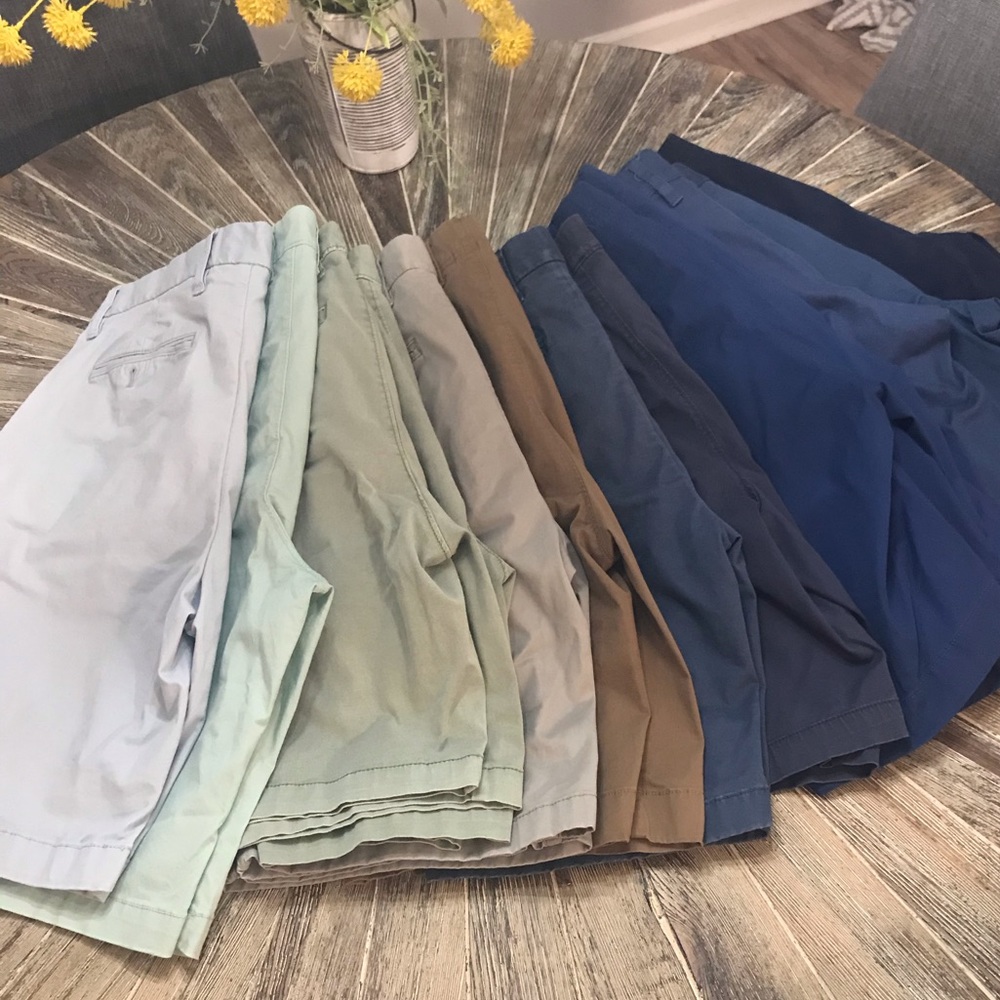 Lot of 14 pairs of Men’s 9” long shorts - Picture 1 of 4